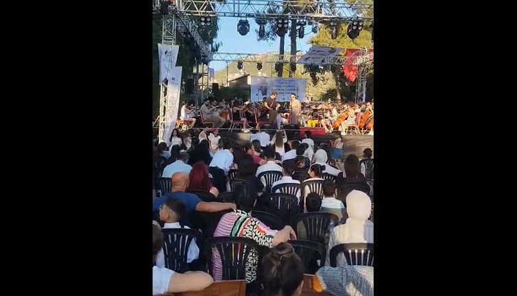 Kalplere dokunan konser! Senfoni’den depremzedelere moral