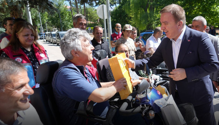 24 engelliye akülü sandalye hediye edildi! Mutluluktan gözyaşlarına boğuldular
