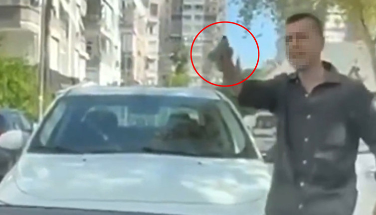 Antalya’da trafikte dehşet! Kadınlara tabanca doğrulttu
