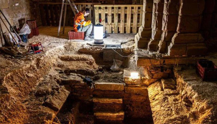 Tarihi kilisenin altında gömü odasında bulundu! Gören gözlerini ayıramıyor