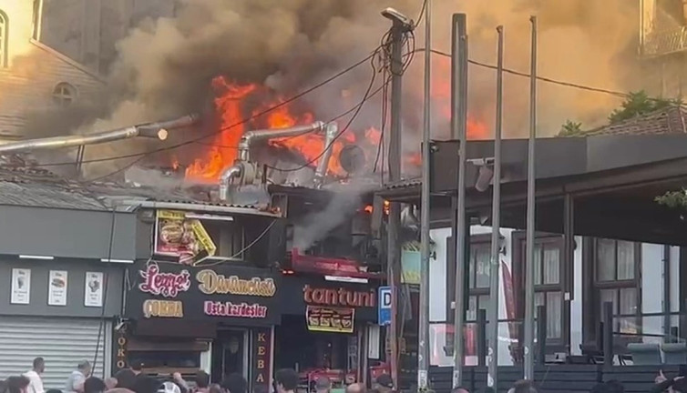 Tarihi semtte yangın! 5 iş yeri zarar gördü