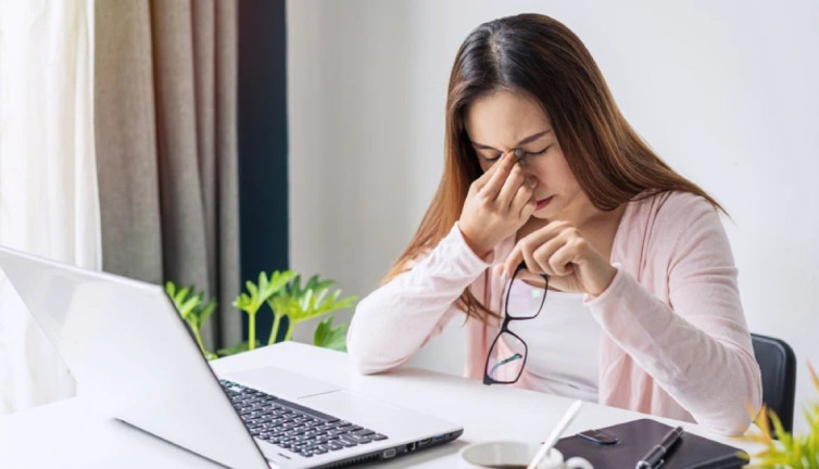 Ekranların gizli tehdidi olan göz yorgunluğuna karşı uzmanlardan öneri