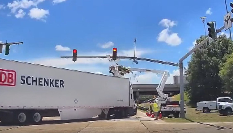 Hayatını kemer kurtardı! TIR 4 metre yükseklikteki işçiye çarptı: Kaza görüntüsü şok etti