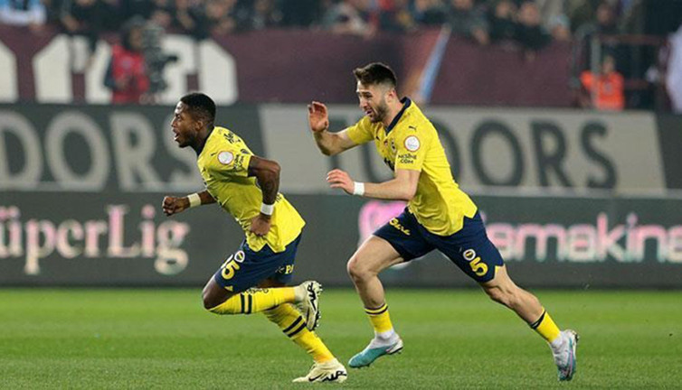 Fenerbahçe'nin yıldızına tatilde transfer teklifi: Oynamak istediği takımı açıkladı