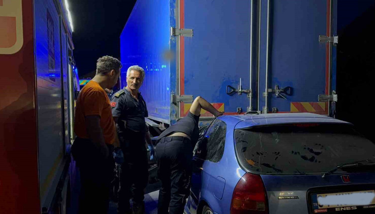 Otomobil kamyonun altına girdi! Can pazarında ekipler zamanla yarışıyor
