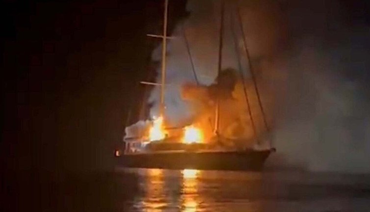 Yelkenli tekne alevlere teslim oldu! Teknedekiler can pazarı yaşadı