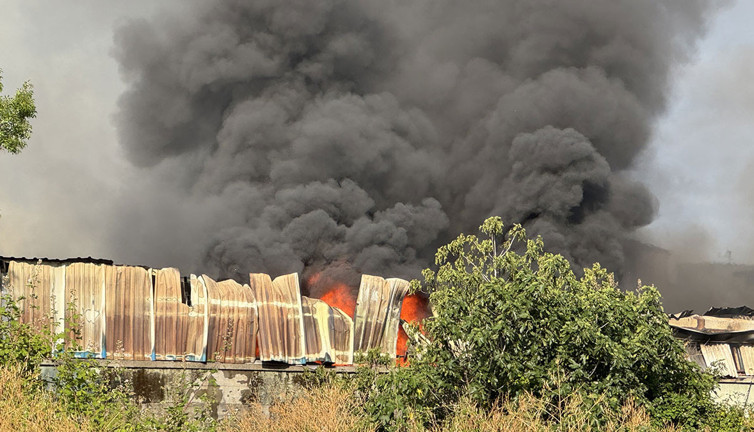 Kocaeli'de geri dönüşüm tesisindeki yangın