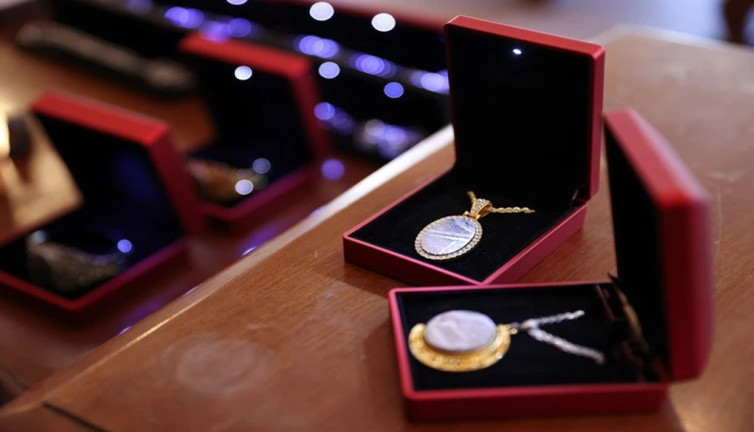 Dünya bu Türk'ün peşinden koşuyor! Malzemesi uzaydan