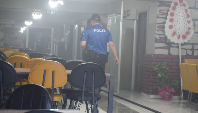 Apartman boşluğunda başladı: Restoran dumanla doldu!