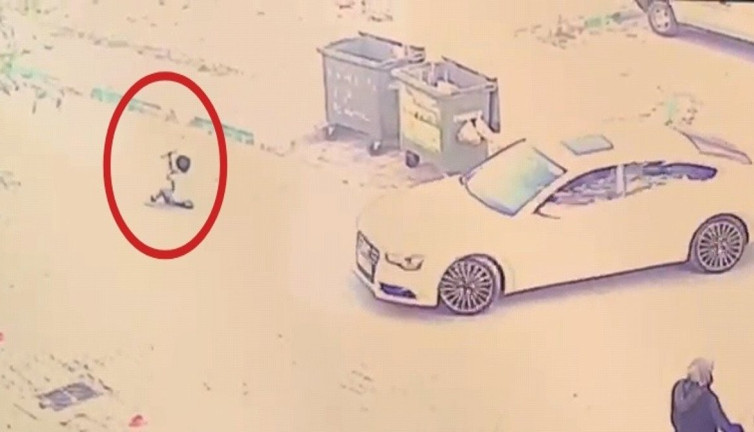 Bursa'da otomobilin çarptığı çocuk ağır yaralandı! O anlar kamerada