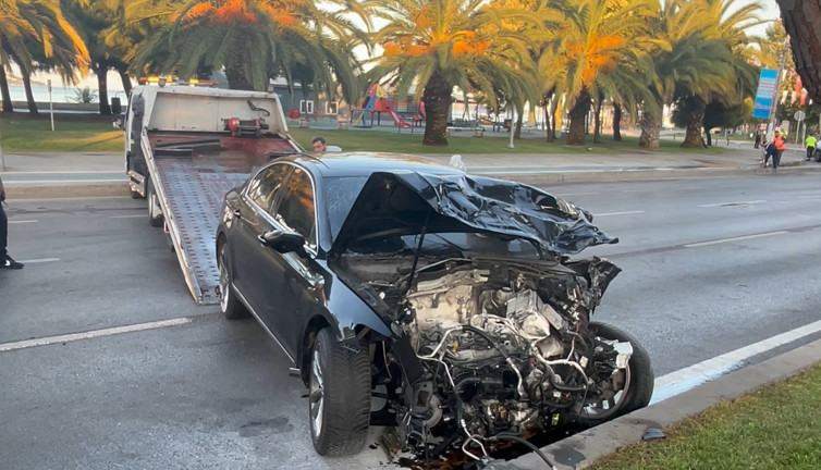 Kartal’daki çarpışmada şok detay! 3 kişi araç içerisinde sıkıştı