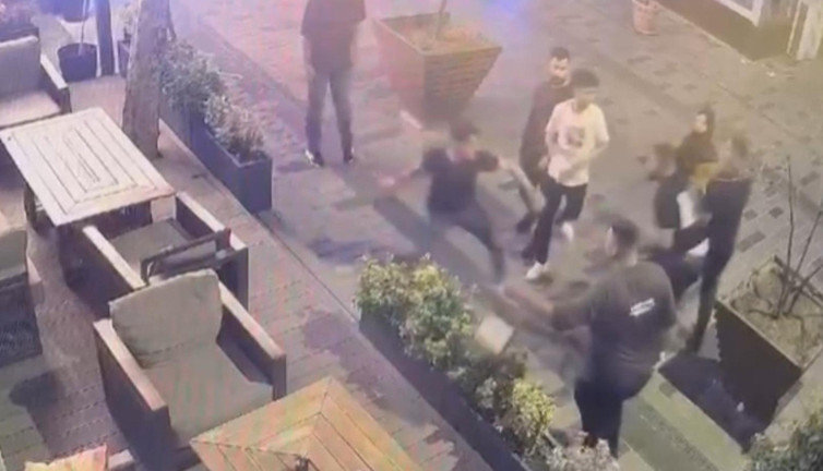 İstanbul'un göbeğinde maket bıçaklı kavga