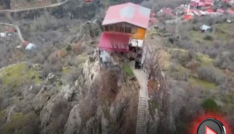 Deprem şehrinde kayanın tepesindeki evde yaşıyorlar! İstanbul’dan gelip yerleştiler: Ziyaret etmek bile cesaret ister