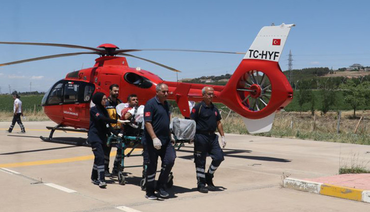Lice’de feci kaza! Kolu makineye sıkıştı: Helikopter havalandı
