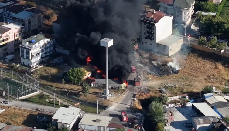 Hurda deposundaki yangın plastik kalıp atölyesini de sardı