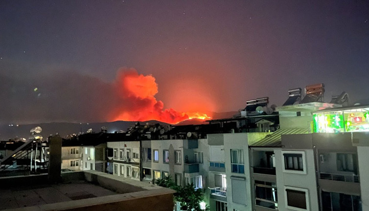 Ankara'da korkutan çatı yangını
