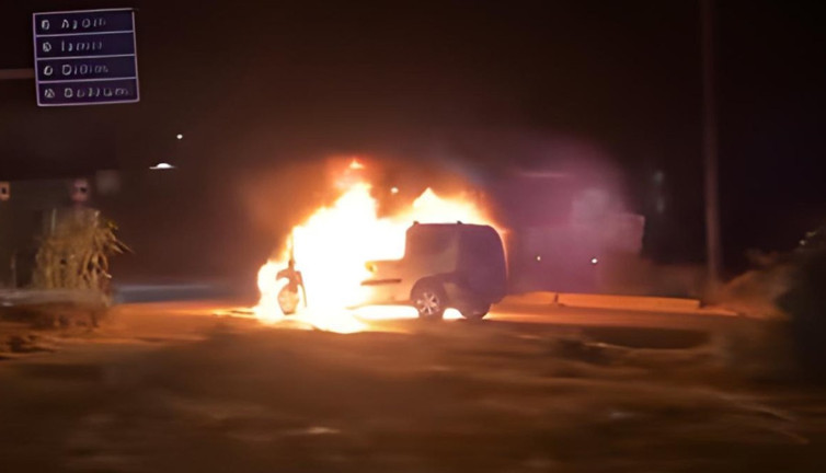 Alev alan araç dakikalar içine küle döndü