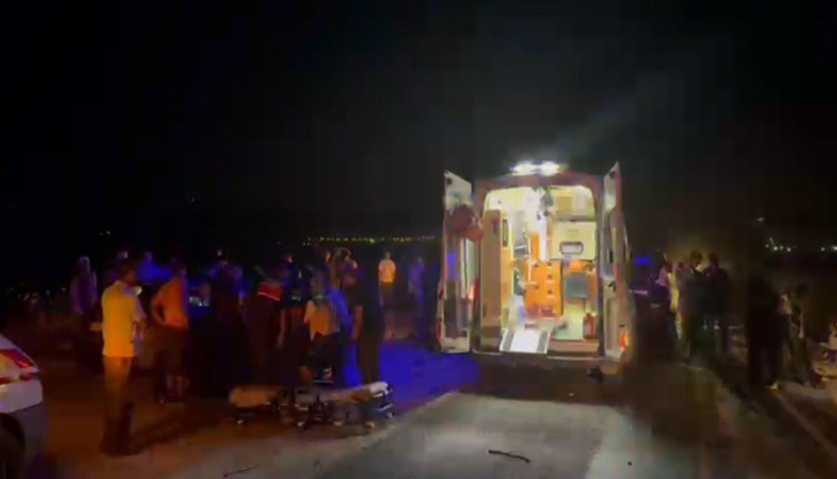 3 araç birbirine girdi: 2 ölü, 7 yaralı