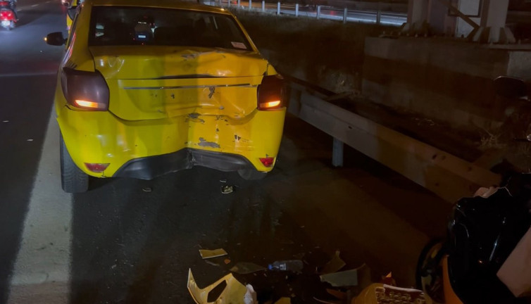 Emniyet şeridinde duran taksiye motosikletli çarptı