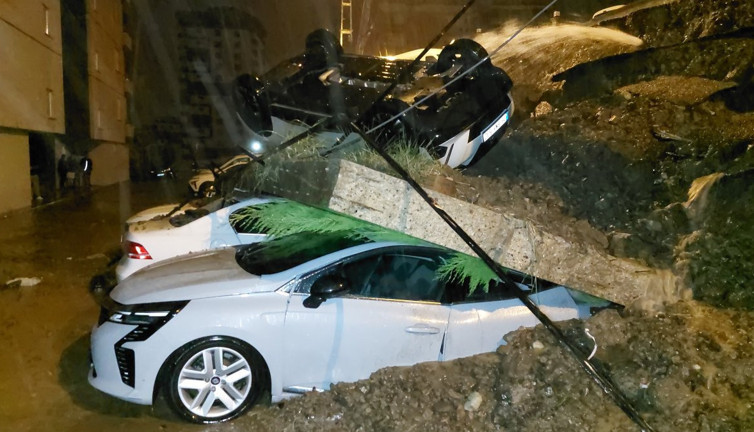 Samsun'da istinat duvarı araçların üzerine devrildi