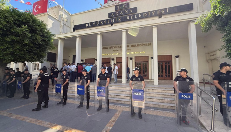 Adana Büyükşehir Belediyesi'nde arama tamamlandı