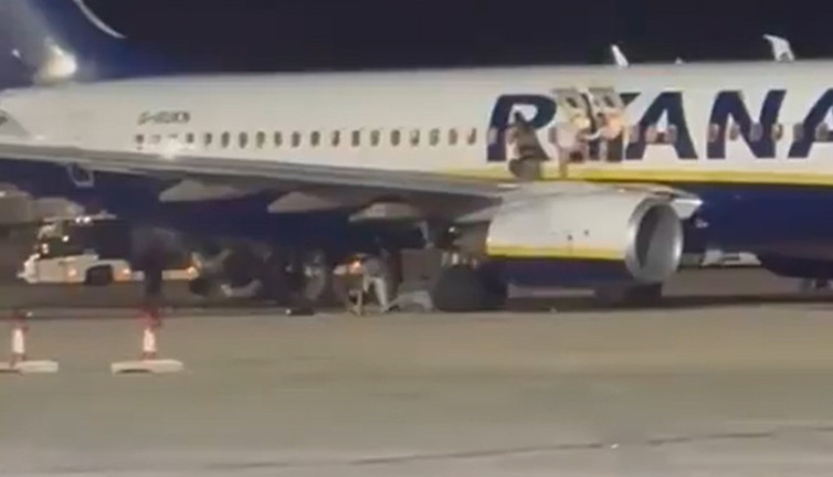 Havalanmadan önce yangın çıktı! Yolcular birbirini ezdi kanadın üstünden atladılar