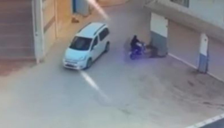 Kadın sürücü duvara çarptı