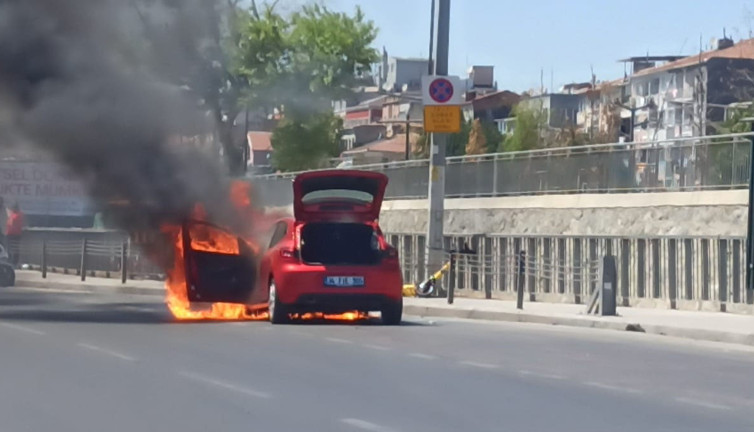 İstanbul en işlek caddesinde alev alev yandı