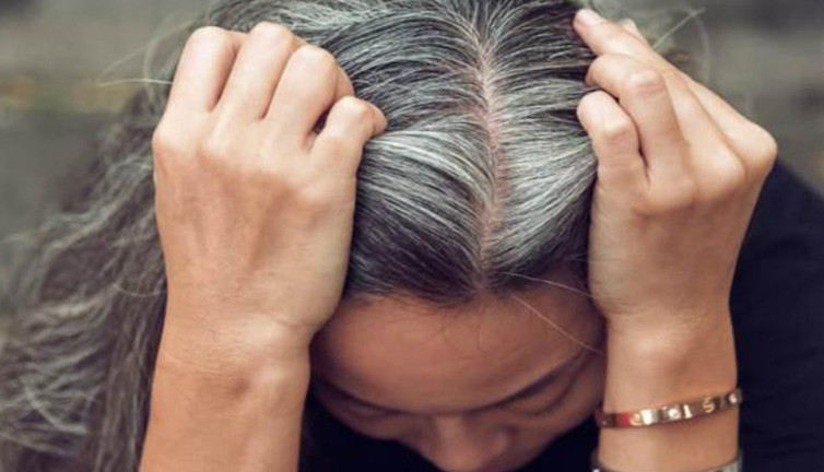 Saçınızda bir tane bile beyaz kalmayacak! Saç beyazlamasını tersine çeviren mucize karışım