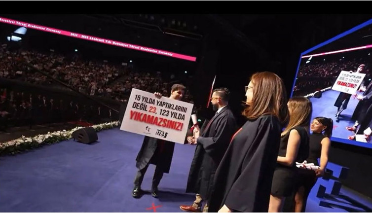 Mezuniyet töreninde açtığı pankart ile gündem oldu