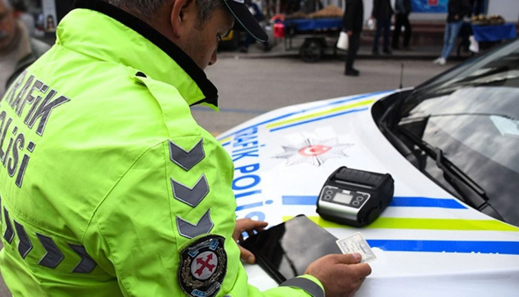 Trafiği tehlikeye düşüren sürücüler cezadan kaçamıyor! 105 bin 863 lira