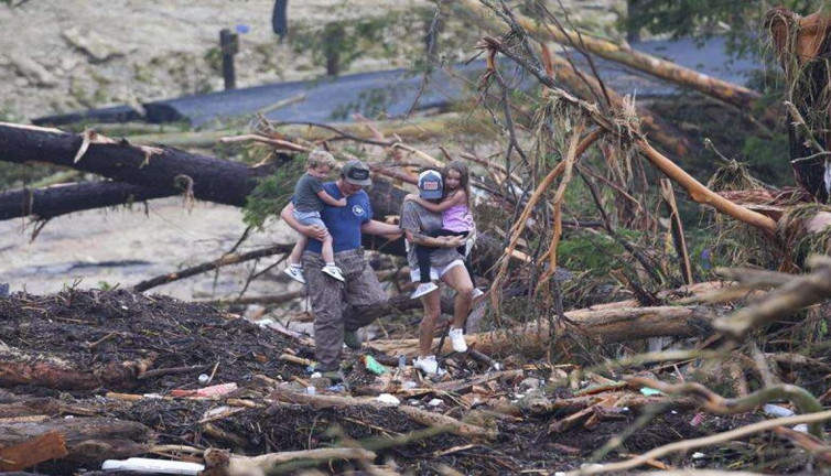 Teksas'ta can kaybı 51'e yükseldi: Yetkililere tepkiler büyüyor