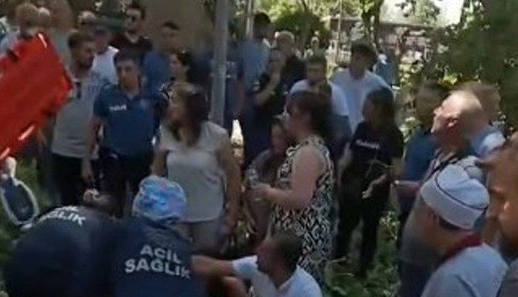 Çınar dalı vatandaşların üzerine düştü! Yaralılar var