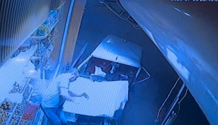 Manevra yapan araca vuran Tofaş, yürüyen vatandaşa böyle çarptı