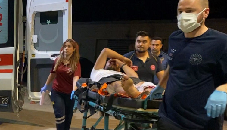 Yol kenarında alkol alırken tüfekle vuruldu