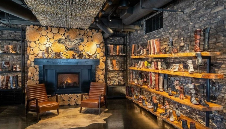 Efsane ayakkabı devi iflasın eşiğinde. Türkiye'de de satılıyor. 20 mağazasından 14'ünü kapatacak