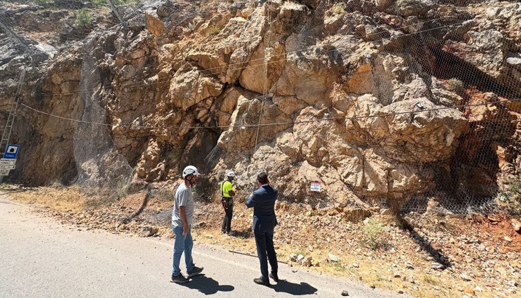 Kemaliye’nin efsanevi yolunda kaya paniği