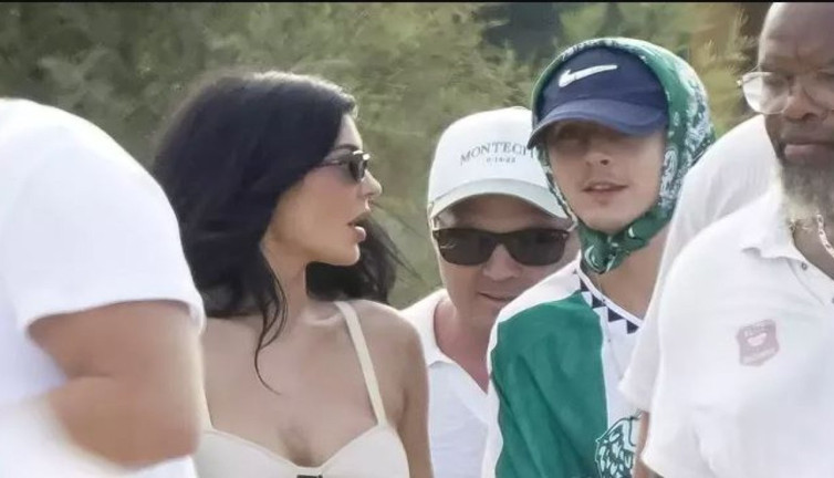 Kylie Jenner ve Timothee Chalamet Saint-Tropez’de paparazzilere yakalandı! Bandana ve şapka kombini olay yarattı