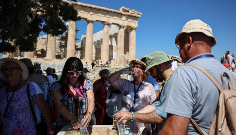 Sıcak hava Yunan turizmini vurdu: Akropolis ziyaretçiye kapatıldı