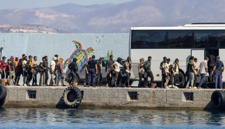 Yunanistan'dan göçmenlere vize duvarı