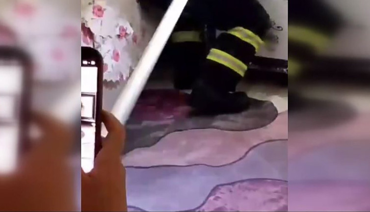 Yatağın altından 1,5 metrelik yılan çıktı!