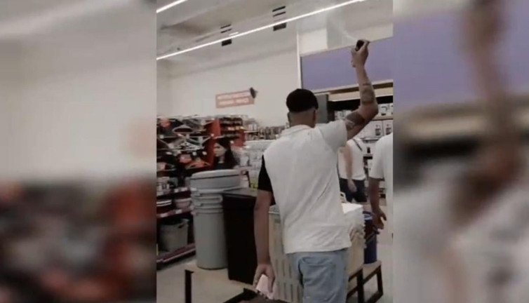 Şanlıurfa'da markette etrafa deodorant sıkan şahıs gözaltına alındı