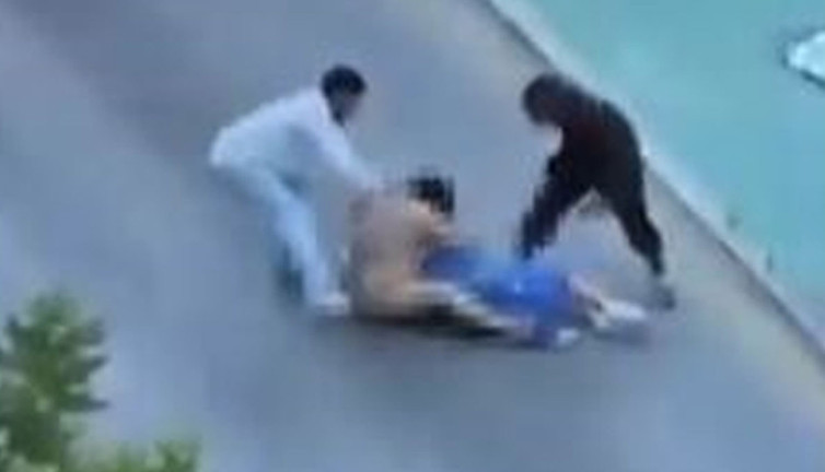 Keşanlı çıplak kadın caddede terör estirdi! Hem cinsini öldüresiye dövdü! Çığlık sesleri ortalığı inletti