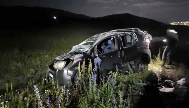 Sarıkamış’ta kontrolden çıkan araç şarampole devrildi! Yaralılar var