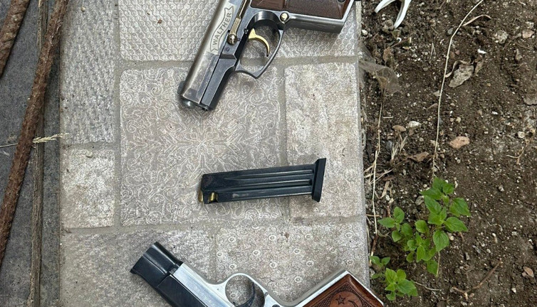 Motosikletli saldırganlar iş yerlerini kurşunladı!