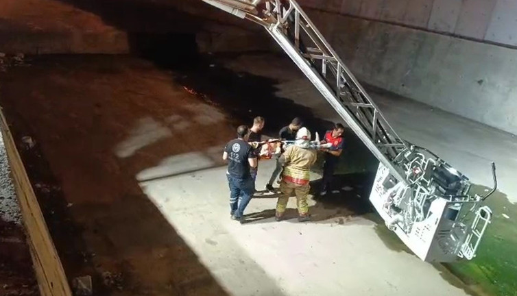 Su kanalına uçan motosiklet sürücüsü için kritik anlar