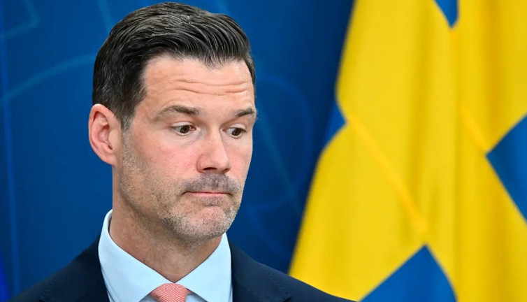 Göç Bakanı dumura uğradı: Oğlunun aşırı sağcı olduğunu internetten öğrendi