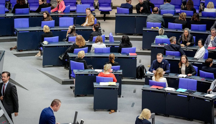 Alman Palamentosu'nda Srebrenitsa gerginliği: Sırt dönerek tepki gösterdiler
