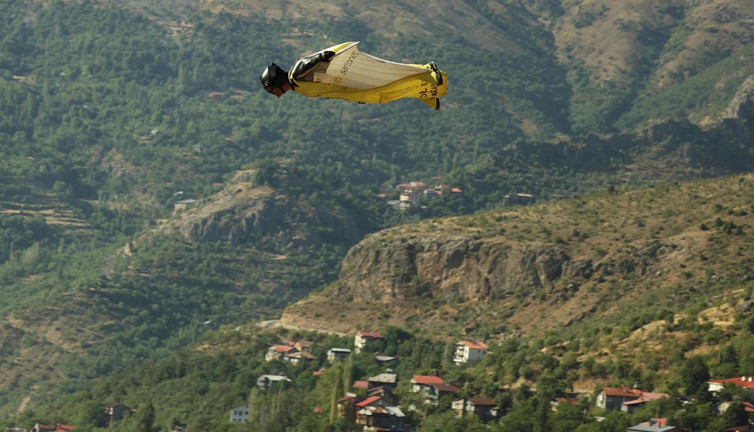 Engin kuşu cennete açılan kapıdan jet gibi geçti! 517 basamak tırmandı 600 metreden atladı