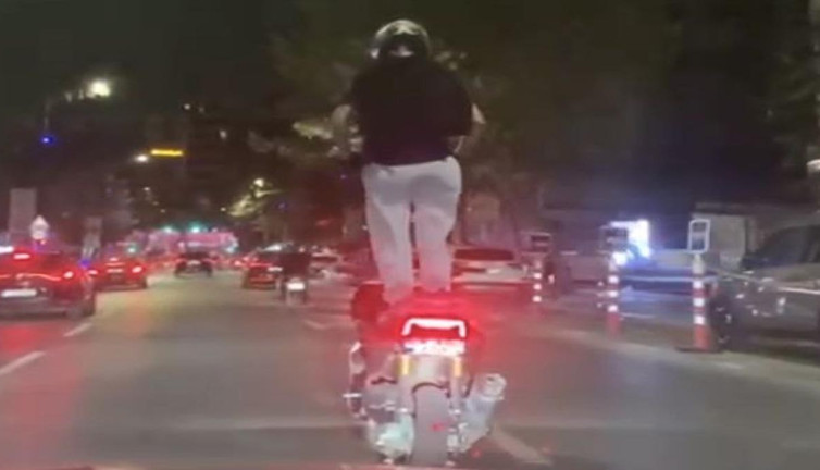 Motosikletli sürücüden Bağdat Caddesi’nde tehlikeli şov
